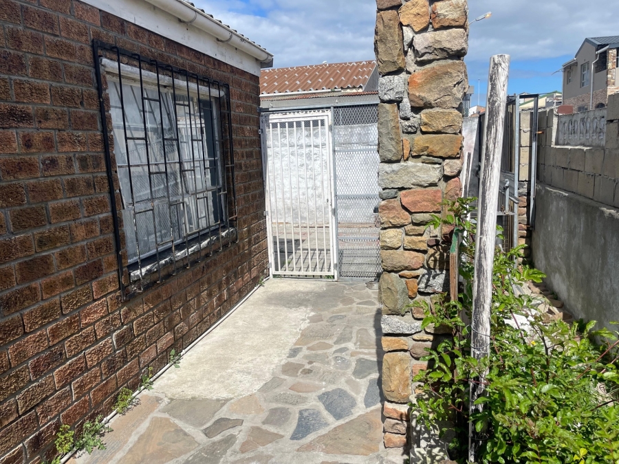  Bedroom Property for Sale in Eastridge Western Cape